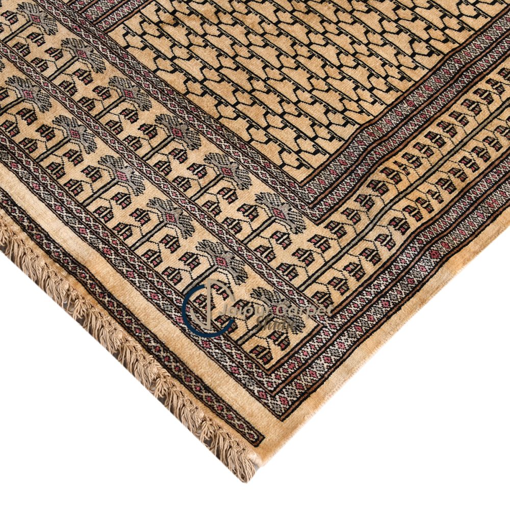 Rustic Kilim Charm – Handwoven Wool Carpet with Heritage Appeal - Image 5