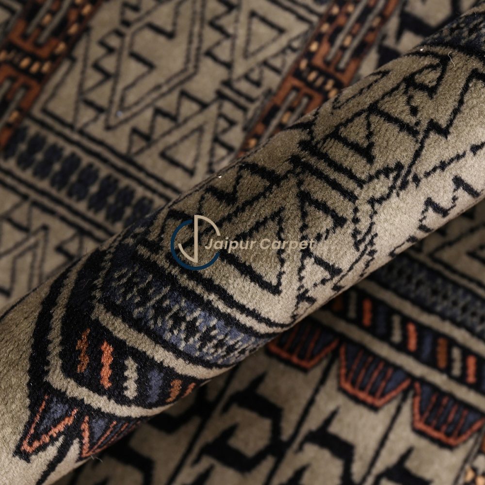 Nomadic Elegance – Handwoven Kilim Carpet in Earthy Hues - Image 4