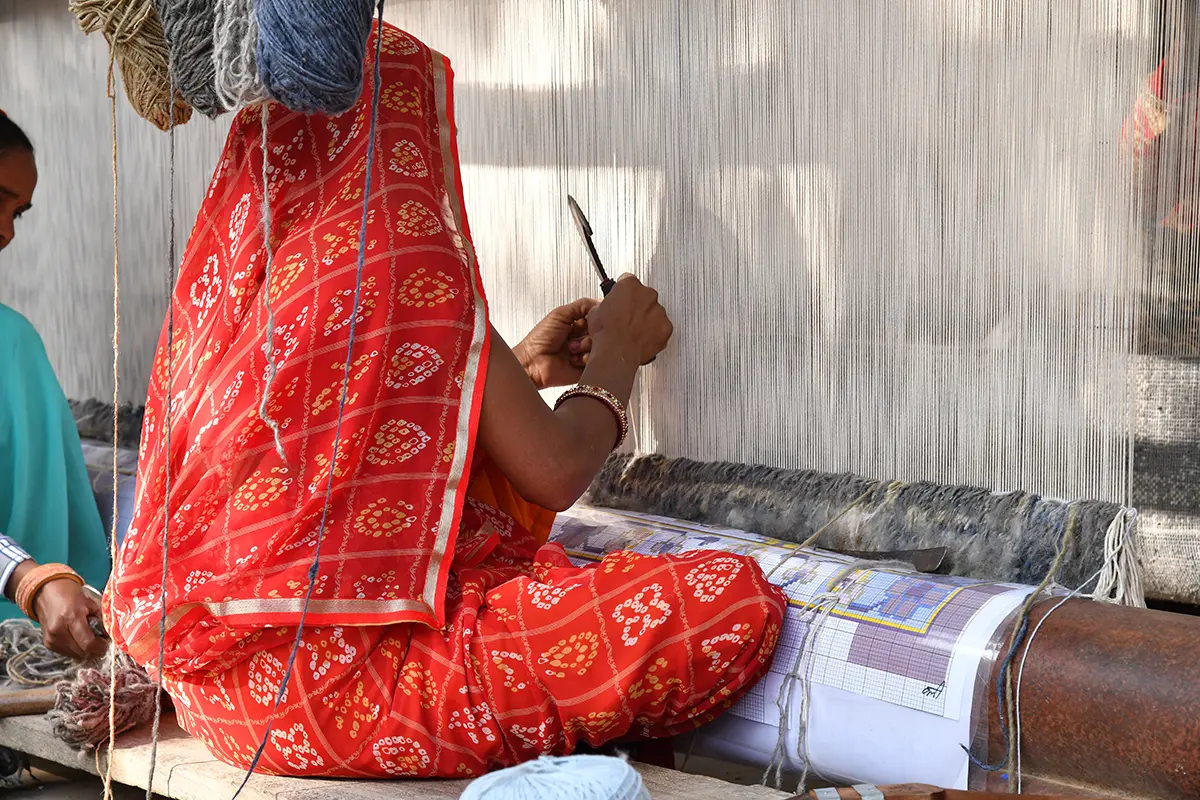 Master Artisan weaving hand-knotted Jaipur Rug